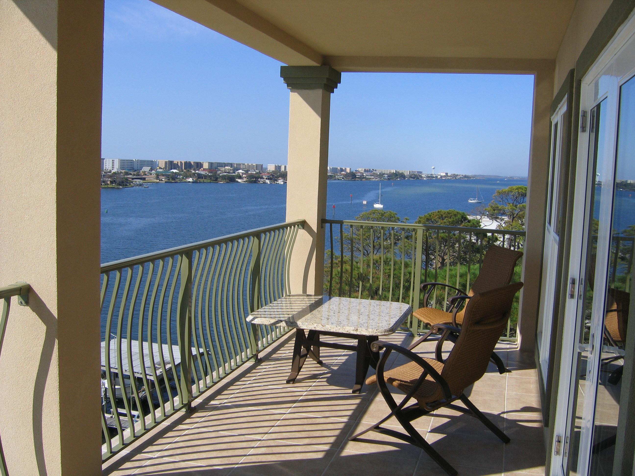 Balcony show